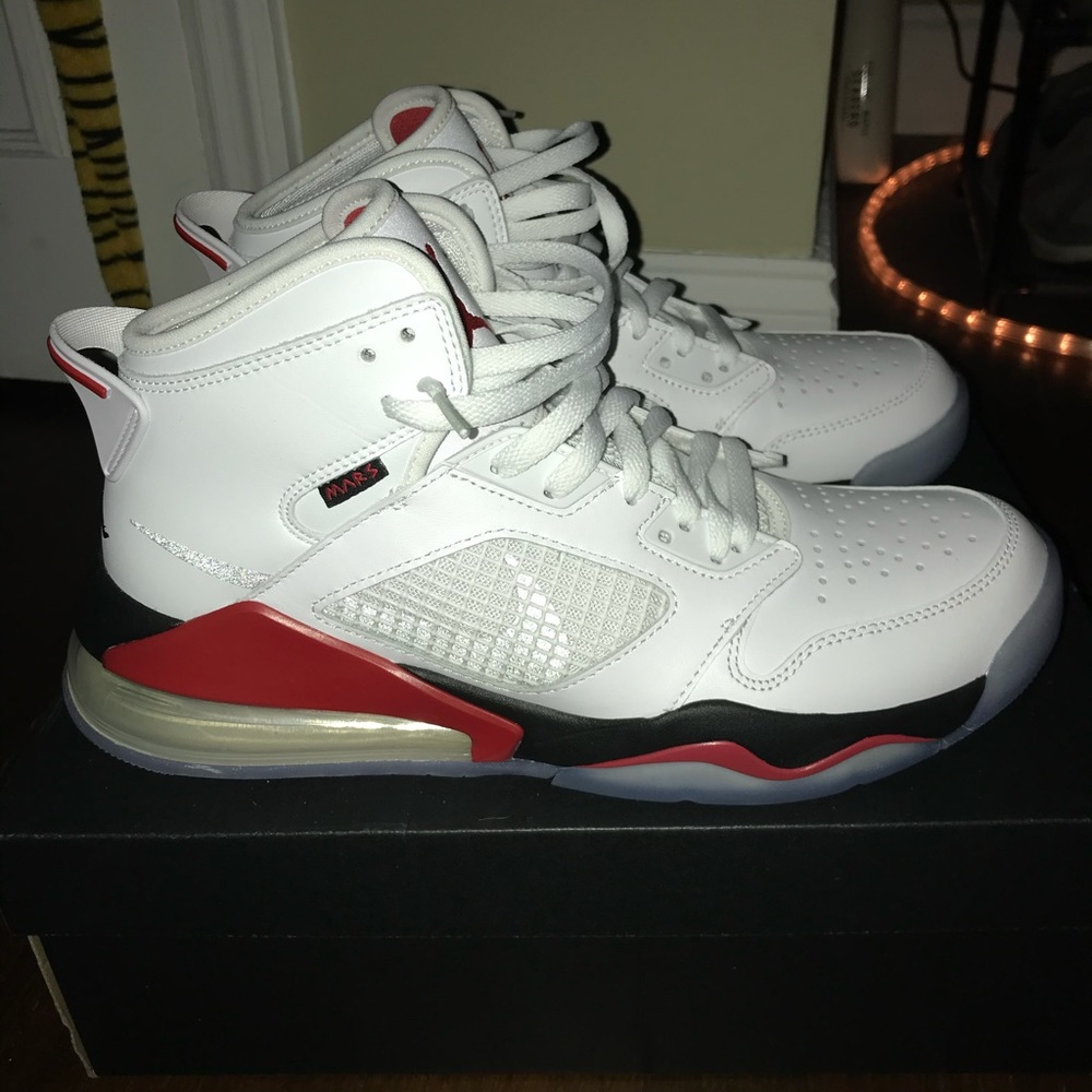Jordan Mars 270 White Fire Red - Men’s Size 10